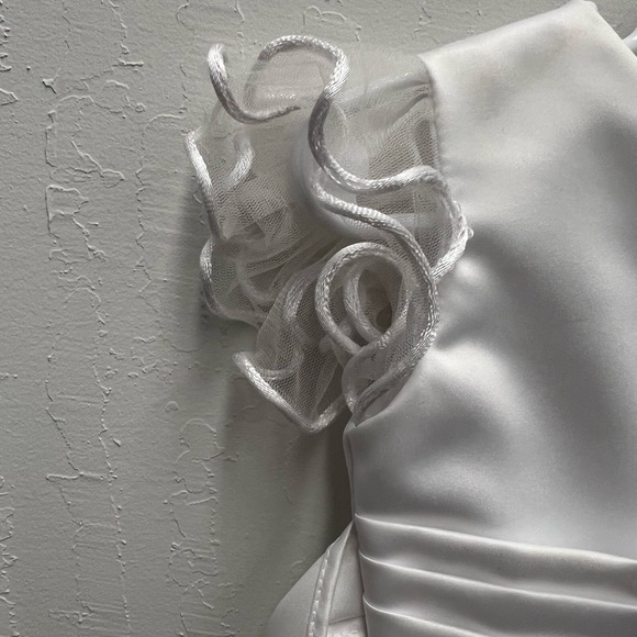 Adorablee white dress perfect for special occasion
size L, fits 12-18 month old - Picture 3 of 9